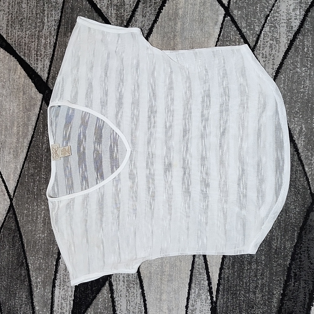 EYELASH COUTURE WHITE STRIPED MESH V-NECK SHORT SLEEVE TOP MEDIUM